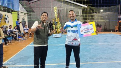 Plt Kadis Parmudora Muhammad Safaat Serahkan Trofi Juara I kepada CLUB PBVSI Kota Palopo