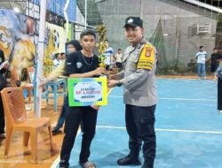 Bhabinkamtibmas Serahkan Trofi Juara IV kepada Tim Manunggal A