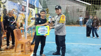 Bhabinkamtibmas Serahkan Trofi Juara IV kepada Tim Manunggal A