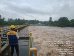Debit Sungai di Bendung Lekopancing Maros Capai Status Awas