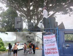 Demo Provinsi Luwu Raya Tutup Akses Jalan Jembatan Baliase