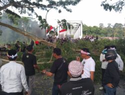 Hari Ketiga Aksi di Jembatan Baliase, Luwu Utara Lumpuh Total: Jalan Ditutup, Pohon Ditebang