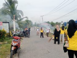 Jumat Bersih, Warga Desa Kalatiri Gotong Royong Bersihkan Area Jalan Poros Desa
