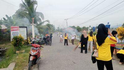 Jumat Bersih, Warga Desa Kalatiri Gotong Royong Bersihkan Area Jalan Poros Desa