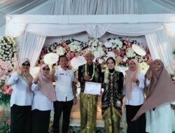 Pj Kepala Desa Wonorejo Timur Hadiri Pesta Pernikahan Warga Sekaligus Serahkan Penghargaan Pendewasaan Usia Perkawinan