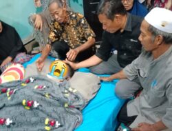 Kades Bersama Sekdes dan Aparat Desa Manggala Hadiri Rumah Duka, Turut Berduka atas Meninggalnya Rante Toding Anggota Satpol PP Luwu Timur