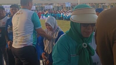 Penutupan PORSENIJAR PGRI 2026, Bupati Luwu Timur Kalungkan Piagam Penghargaan