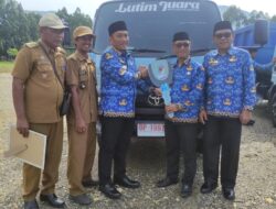 Bupati Luwu Timur Serahkan Mobil Sampah kepada Kecamatan Angkona