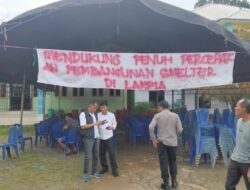 Warga Lampia Bentangkan Spanduk, Dukung Percepatan PSN IHIP di Luwu Timur