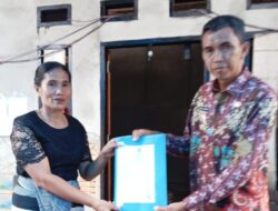 Pemkab Luwu Timur Serahkan Akta Kematian di Desa Rante Mario