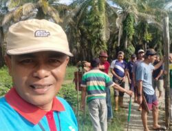 Pemdes Maleku Gotong Royong Bangun Portal Batas Desa Maleku–Balaikembang