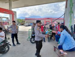 Polsek Mangkutana Bagikan Air Minum dan Permen kepada Pengantri BBM di SPBU Pancakarsa