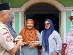 Wabup Puspawati Tinjau Lokasi Kebakaran di Nuha, Serahkan Bantuan untuk Warga Terdampak