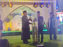 Bupati Luwu Timur Serahkan Piala Bergilir kepada Ketua LPTQ Jihadin Peruge