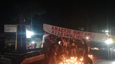 Ketua APDESI Luwu Timur Berorasi di Tengah Aksi Demonstrasi di Tugu Pertigaan Tarengge