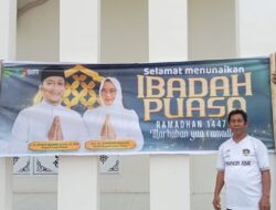 Kades Beringin Jaya Pasang Baliho Ucapan Selamat Menunaikan Ibadah Puasa di Masjid Al-Aqmar