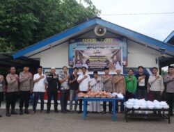 Polres Luwu Timur Bersama Ormas dan Mahasiswa Berbagi Takjil di Depan Pos 700 Sat Lantas
