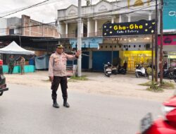 Kapolsek Mangkutana Bersama Personel Tertibkan Lalu Lintas, Aksi Demonstrasi Tuntut Pemekaran Luwu Raya Bergeser ke Tomoni