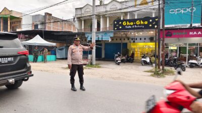 Kapolsek Mangkutana Bersama Personel Tertibkan Lalu Lintas, Aksi Demonstrasi Tuntut Pemekaran Luwu Raya Bergeser ke Tomoni