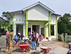 Jumat Bersih, Warga Desa Sumber Alam Gotong Royong Bersihkan Lingkungan Kantor Desa