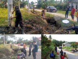 Gotong Royong, Pemdes Beringin Jaya Bersama Masyarakat Bersihkan Lingkungan Desa