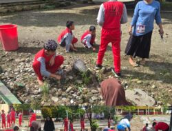 Gotong Royong Bersihkan Lingkungan Sekolah, SDN 128 Pepuro Dukung Program Jumat Bersih Juara