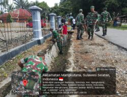 Babinsa Koramil Mangkutana Gelar Karya Bakti Bersihkan Selokan Masjid Nurul Yaqin