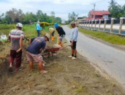 Pemdes Sindu Agung Gotong Royong Bersihkan Lingkungan