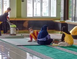 Sambut Ramadan 1447 H, Pemdes Mandiri dan Mahasiswa KKN Bersihkan Masjid Raya