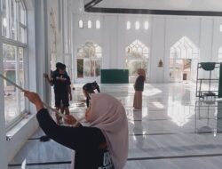 Ramadhan Sisa Menghitung Hari, Pemdes Benteng Bersih-Bersih Area Masjid