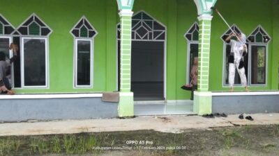 Lanjutan Kegiatan Gotong Royong, Pemdes Kalaena Bersama Warga Kembali Bersihkan Masjid Nurul Huda