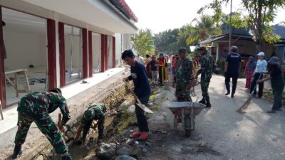 Karya Bakti Koramil 1403-14/Mangkutana Bersihkan Selokan di Desa Teromu