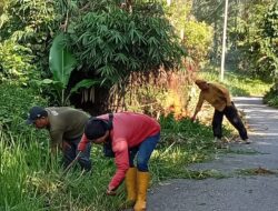 Pemdes Rante Mario Gotong Royong Perbaiki Jalan Poros Desa Demi Keselamatan Warga