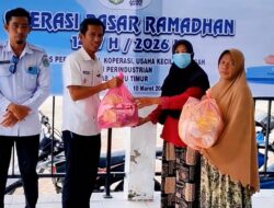 Camat Tomoni Dampingi Warga Saat Operasi Pasar Ramadan Digelar