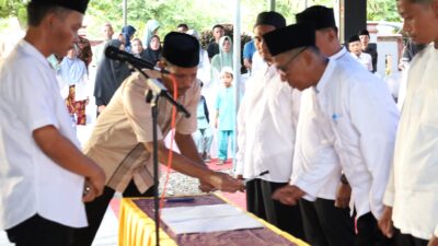 Ketua Harian LPTQ Lutim yang juga Wakil Ketua I DPRD Luwu Timur, Jihadin Peruge Kukuhkan Pengurus LPTQ Tomoni Timur