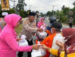 Ramadhan Penuh Berkah, Polsek Mangkutana Berbagi Takjil