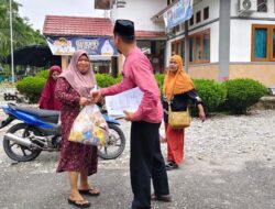 Sekdes Wonorejo Timur Dampingi Warga Ambil Paket Sembako di Pasar Ramadhan Koperindag