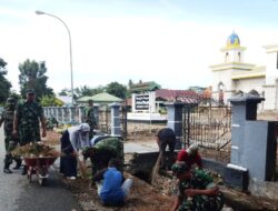 Pasca Banjir, Babinsa Koramil Mangkutana Pimpin Gotong Royong Bersihkan Solokan