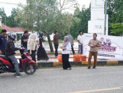 Ngabuburit Pengawasan, Bawaslu Luwu Timur Berbagi Takjil