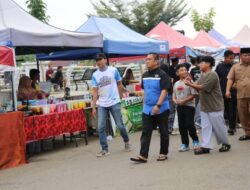 Kunjungi Pasar Ramadhan, Bupati Irwan Belanja Kuliner dan Hibur Warga