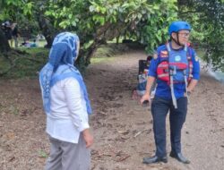 Kadis Damkar Luwu Timur Edukasi Wisatawan di Pantai C Salonsa