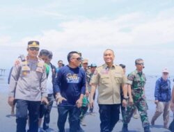 Bupati Luwu Timur Susuri Pesisir Pakai Perahu Karet, Pastikan Keamanan Wisatawan Hingga Akhir Libur Lebaran