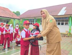Program Seragam Gratis Bupati Luwu Timur Warnai Hari Pertama Sekolah di SDN 122 Dauloloe