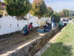 Jumat Bersih Pemdes Bone Pute, Fokus Pada Pembersihan Halaman Kantor Desa