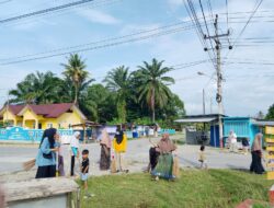 Jumat Bersih Juara, Pemdes Cendana Hijau Gotong Royong Bersihkan Lingkungan Desa
