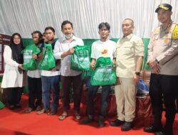Peduli Petugas Kebersihan, Bupati Luwu Timur Bagikan Sembako Saat Tinjau Pos Pengamanan