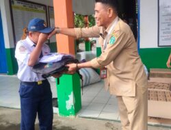 Penuh Haru dan Bahagia, Keluarga Besar SMP Negeri 1 Tomoni Timur : Terima Kasih Pak Bupati atas Seragam Gratis