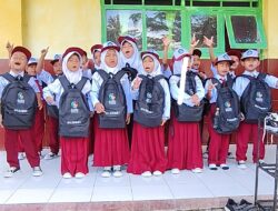 Terima Seragam Gratis, Siswa SDN 160 Sidotepung: Terima Kasih Pak Bupati