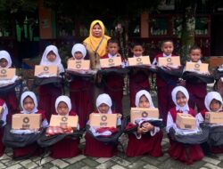 Wajah Ceria Siswa Kelas 1 SDN 178 Tuban Terima Seragam Sekolah Gratis