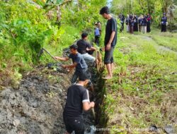 Pemdes Sindu Agung Bersama Warga dan Mahasiswa KKN UMP Dukung Program “Jumat Bersih Juara”